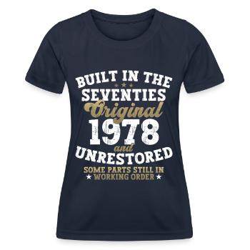 Built in the seventies 1978 44. Geburtstag Herren - Frauen Funktions-T-Shirt - Navy - Vorne - AI Model Female 172 light (172cm)