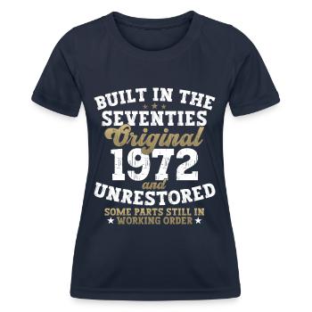 Built in the seventies 1972 50. Geburtstag Herren - Frauen Funktions-T-Shirt - Navy - Vorne - AI Model Female 172 light (172cm)
