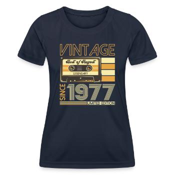 46ème anniversaire homme août vintage 1977 Cassette - T-shirt sport Femme - bleu marine - Devant - AI Model Female 172 light (172cm)
