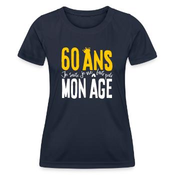 60 ANS Je sais, je ne fais pas mon âge (humour HF) - T-shirt sport Femme - bleu marine - Devant - AI Model Female 172 light (172cm)