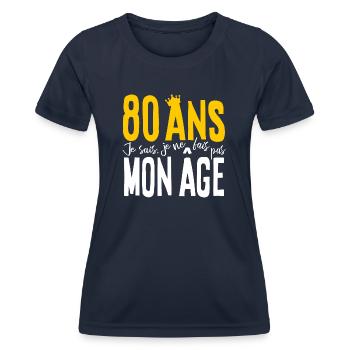 80 ANS Je sais, je ne fais pas mon âge (humour HF) - T-shirt sport Femme - bleu marine - Devant - AI Model Female 172 light (172cm)