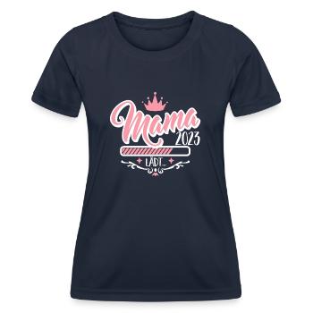 Mama 2023 lädt - Schwangerschaft Verkündung Lustig - Frauen Funktions-T-Shirt - Navy - Vorne - AI Model Female 172 light (172cm)