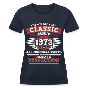 49ème Anniversaire Né 1973 Juillet Cadeaux Hommes - T-shirt sport Femme - bleu marine - Devant - AI Model Female 172 light (172cm)