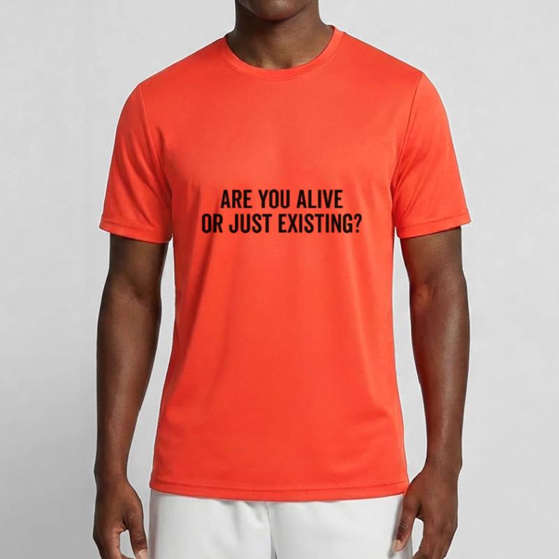 Lebst du oder existierst du nur? Männer Funktions-T-Shirt