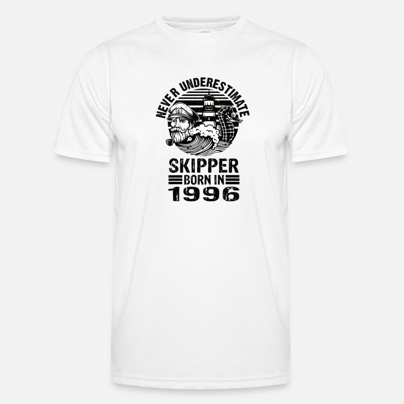 Never Underestimate Skipper born in 1996 Männer Funktions-T-Shirt