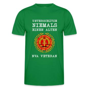 DDR Unterschätze Niemals NVA Veteran - Männer Funktions-T-Shirt - Kelly Green - Vorne - AI Model Male 178 dark (178cm)