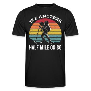 Es Ist Noch Eine Halbe Meile Oder So Wanderung - Männer Funktions-T-Shirt - Schwarz - Vorne - AI Model Male 178 dark (178cm)