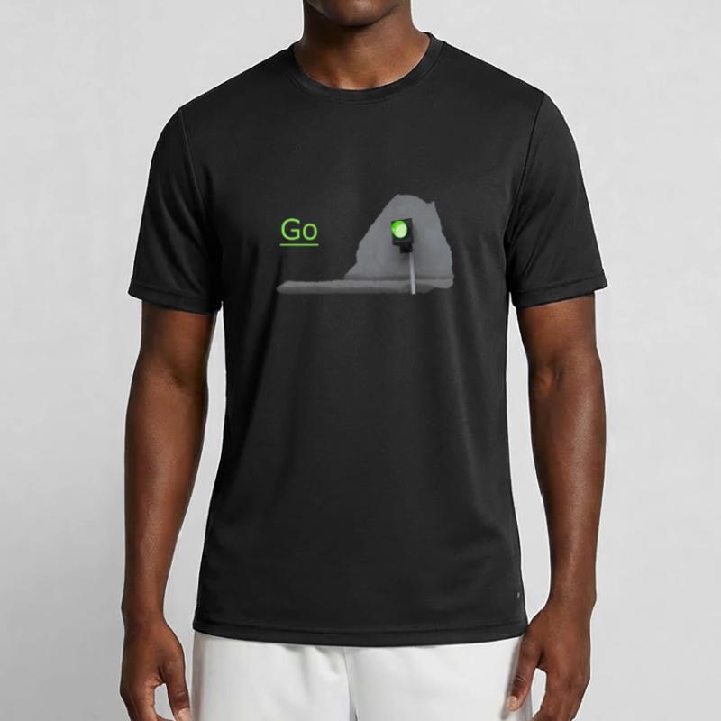 Le feu de circulation brille en vert devant le gris T-shirt sport Homme