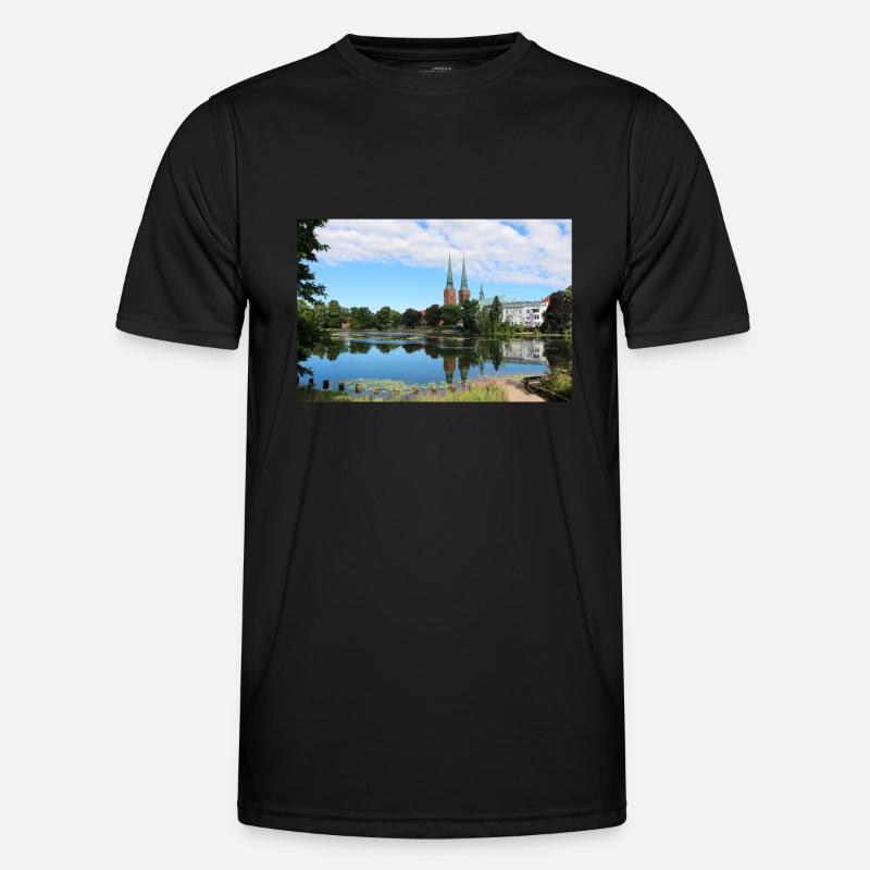 idyllischer See mit Kirche Männer Funktions-T-Shirt