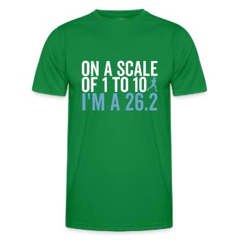 Auf einer Skala von 1 bis 10 bin ich ein 26.2 - Männer Funktions-T-Shirt - Kelly Green - Vorne - AI Model Male 178 dark (178cm)