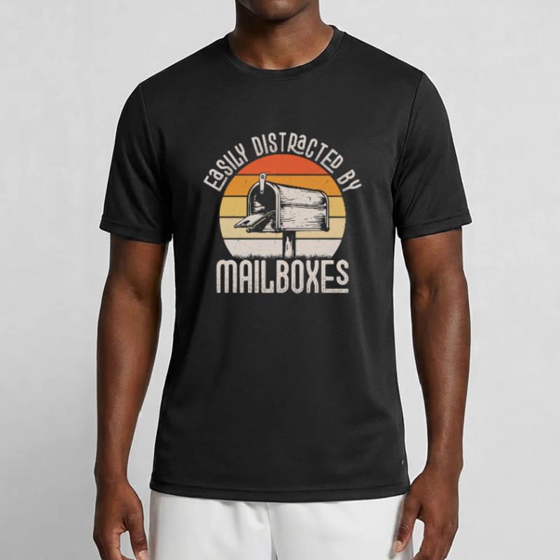 Easily Distracted By Mailboxes Postal Worker Mail Männer Funktions-T-Shirt