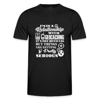 Geocaching Ich bin in einer Beziehung mit Geocaching - Männer Funktions-T-Shirt - Schwarz - Vorne - AI Model Male 178 dark (178cm)