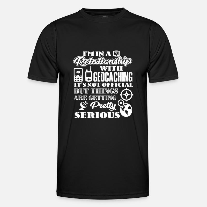 Geocaching Ich bin in einer Beziehung mit Geocaching - Männer Funktions-T-Shirt - Schwarz