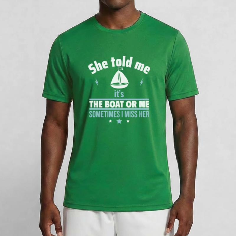 Sie sagte: Es ist das Boot oder ich,Bootsfahrer Männer Funktions-T-Shirt