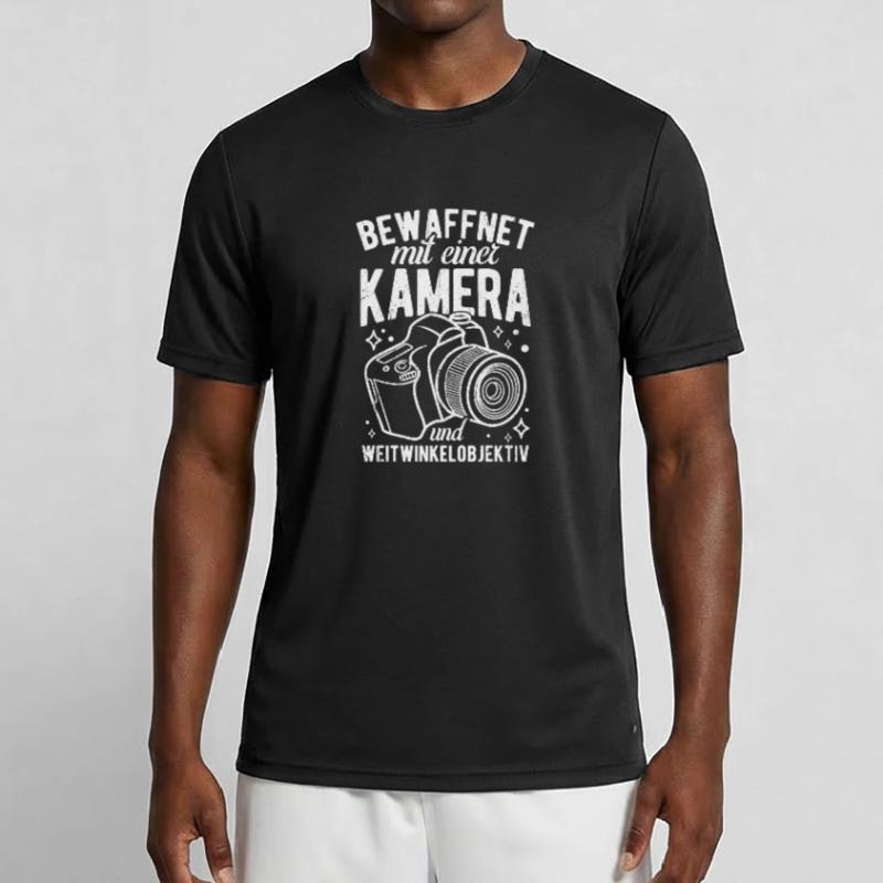 Bewaffnet mit einer KAMERA und WEITWINKELOBJEKTIV Männer Funktions-T-Shirt
