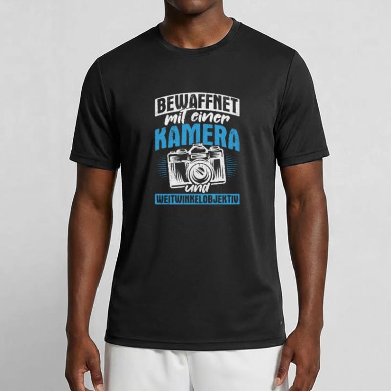 Bewaffnet mit einer KAMERA und WEITWINKELOBJEKTIV Männer Funktions-T-Shirt