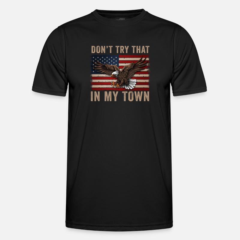 Versuchen Sie das in einer Kleinstadt American Flag Eagle Männer Funktions-T-Shirt