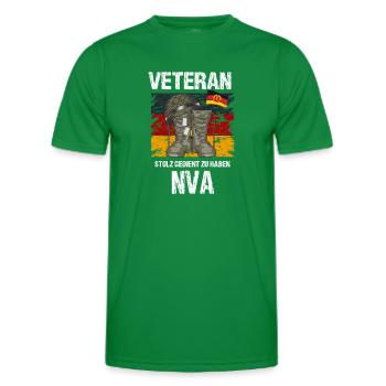 Stolzer NVA Veteran der DDR Armee - Männer Funktions-T-Shirt - Kelly Green - Vorne - AI Model Male 178 dark (178cm)