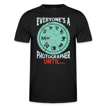 Photographer Everyone's A Photographer Cameraman - Männer Funktions-T-Shirt - Schwarz - Vorne - AI Model Male 178 dark (178cm)