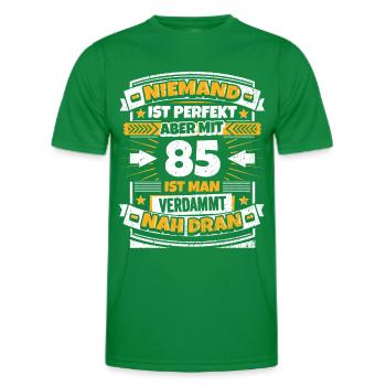 Lustiger Spruch 85. Geburtstag - Männer Funktions-T-Shirt - Kelly Green - Vorne - AI Model Male 178 dark (178cm)