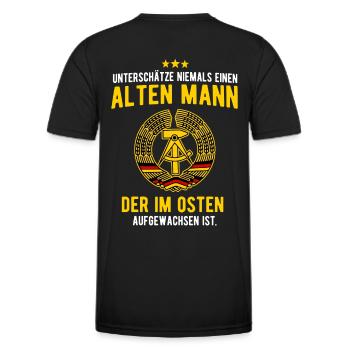 UNTERSCHÄTZE NIEMALS EINEN ALTEN MANN - OSTEN DDR - Männer Funktions-T-Shirt - Schwarz - Hinten - AI Model Male 178 dark (178cm)