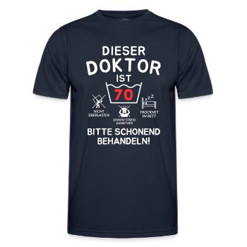 Ce médecin a 70 ans. - T-shirt sport Homme - bleu marine - Devant - AI Model Male 178 dark (178cm)