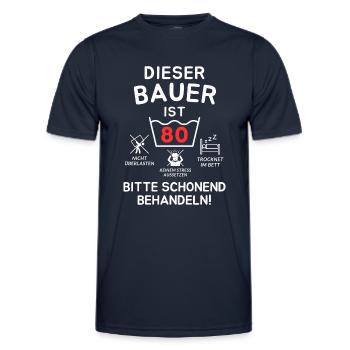 Cet agriculteur a 80 ans. - T-shirt sport Homme - bleu marine - Devant - AI Model Male 178 dark (178cm)