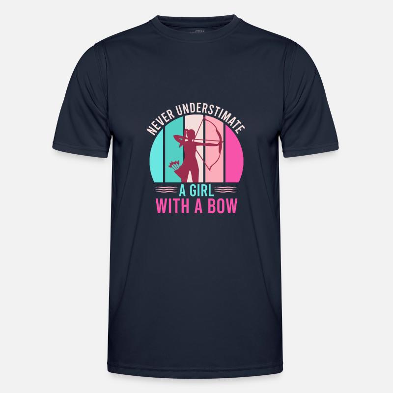 Unterschätze nie ein Mädchen mit Bogen Pfeil Bogen Männer Funktions-T-Shirt