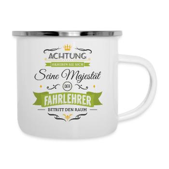 Seine Majestät der Fahrlehrer betritt den Raum! - Emaille-Tasse - Weiß - Rechts