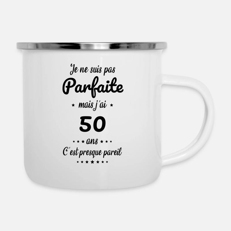Anniversaire 50 ans - Pas parfaite mais 50 ans - Tasse émaillée - blanc