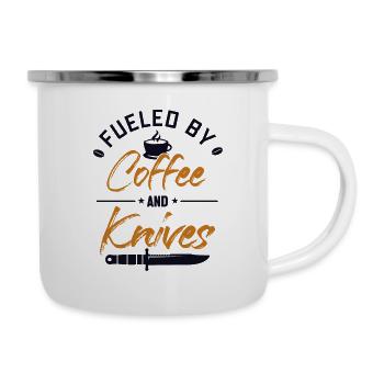 Angetrieben von Kaffee und Messern Metzgermesser Messer - Emaille-Tasse - Weiß - Rechts
