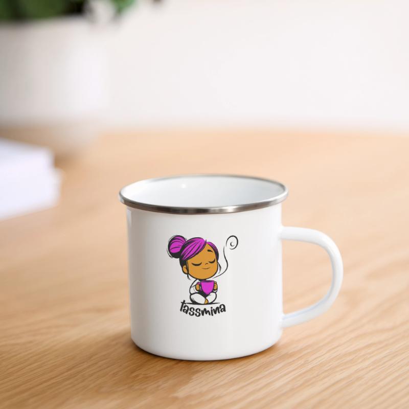 Tassmina enspannt mit einer Tasse Tee oder Kaffee Emaille-Tasse