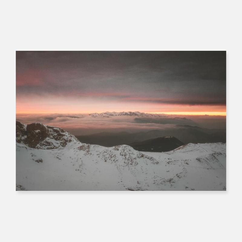 Coucher de soleil d’hiver morose sur les montagnes de Grèce Poster 90 x 60 cm