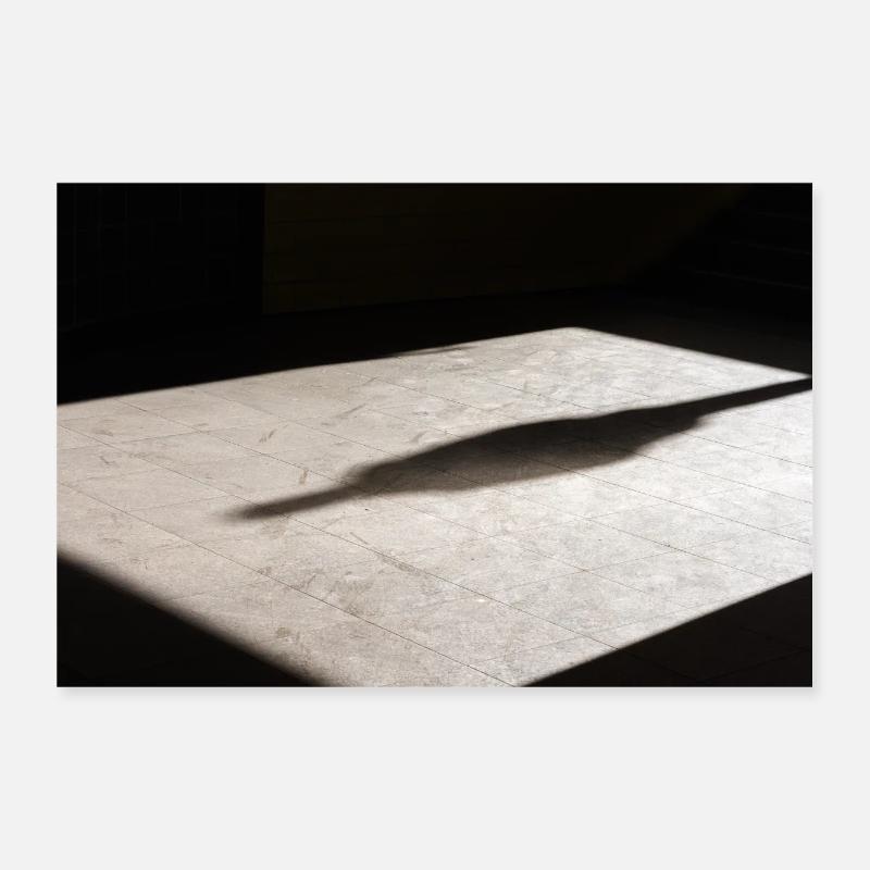 Ein Schatten einer einzelnen Person auf einem Fliesenboden Poster 30x20 cm