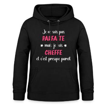 Parfaite Cheffe - Sweat à capuche Femme - noir - Devant - AI Model Female 172 light (172cm)