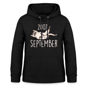 Bildunterschrift September 2007 Jubiläumsgeschenk 2007 - Frauen Hoodie - Schwarz - Vorne - AI Model Female 172 light (172cm)