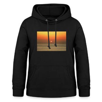 Sonnenuntergang am Meer - Frauen Hoodie - Schwarz - Vorne - AI Model Female 172 light (172cm)