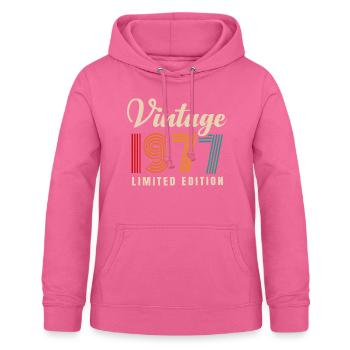 JAHRGANG 1977. 44. GEBURTSTAG - Frauen Hoodie - Pink - Vorne - AI Model Female 172 light (172cm)