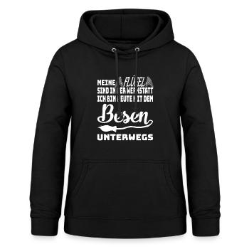 Meine Flügel in der Werkstatt mit Besen unterwegs - Frauen Hoodie - Schwarz - Vorne - AI Model Female 172 light (172cm)