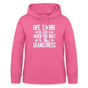 La vie est plus belle - Sweat à capuche Femme - rose - Devant - AI Model Female 172 light (172cm)