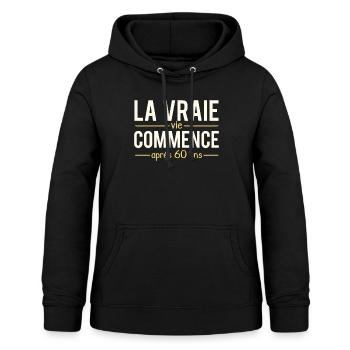 La vraie vie commence après 60ans anniversaire - Sweat à capuche Femme - noir - Devant - AI Model Female 172 light (172cm)