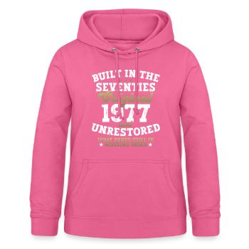 Built in the seventies 1977 45th birthday men - Women's Hoodie - pink - Front - AI Model Female 172 light (172cm)