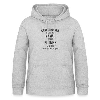 C'EST COMPLIQUE D'ETRE MAMAN ET NOTAIRE - Sweat à capuche Femme - gris clair chiné - Devant - AI Model Female 172 light (172cm)