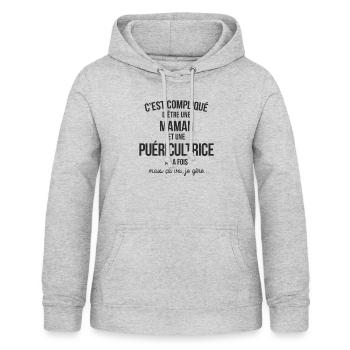 C'EST COMPLIQUE D'ETRE MAMAN ET PUERICULTRICE - Sweat à capuche Femme - gris clair chiné - Devant - AI Model Female 172 light (172cm)