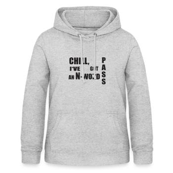 Chill, I've Got An N-Word Pass - Black - Frauen Hoodie - Hellgrau meliert - Vorne - AI Model Female 172 light (172cm)