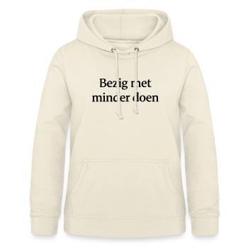 Weniger tun – Trendiges Textdesign - Frauen Hoodie - Vanille-Milchshake - Vorne - AI Model Female 172 light (172cm)