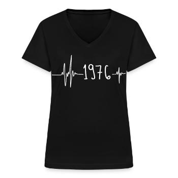 1976 - Frauen-T-Shirt mit V-Ausschnitt - Schwarz - Vorne - Lela (165cm)