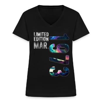Limited Edition 1973 März Geburtstag Nordlichter - Frauen-T-Shirt mit V-Ausschnitt - Schwarz - Vorne - Lela (165cm)