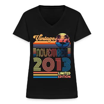 Jubiläum November 2013. Geschenk November 2013. - Frauen-T-Shirt mit V-Ausschnitt - Schwarz - Vorne - Lela (165cm)