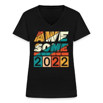 2022 Geboren Geburtstag Geburtsjahr Vintage - Frauen-T-Shirt mit V-Ausschnitt - Schwarz - Vorne - Lela (165cm)